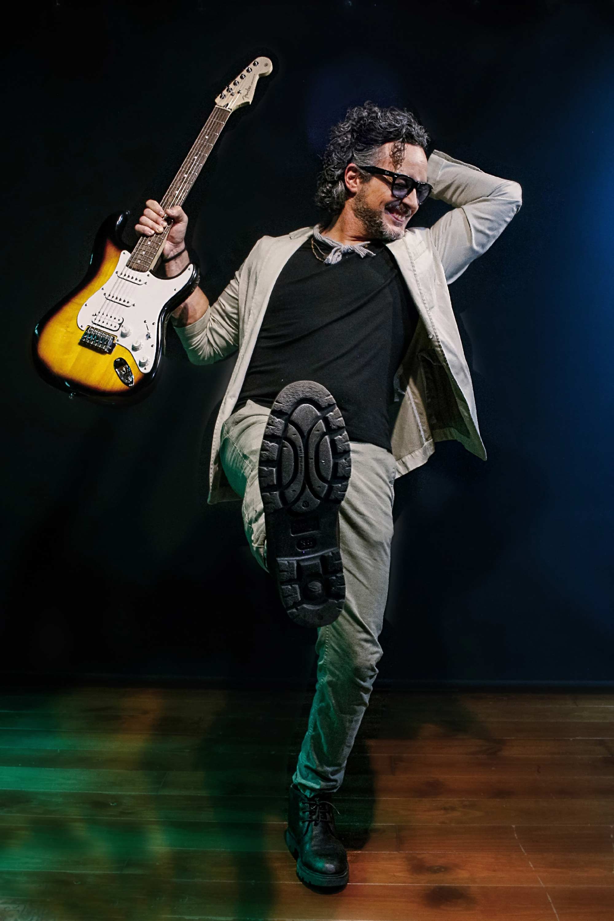 La noche de Cuervarrozk 2025 arrancará de manera muy especial: se proyectará el vídeo de la Asociación Mucho a Mucho, protagonizado por el cantante y compositor murciano 𝗚𝗲𝗿𝗺𝗮́𝗻 𝗠𝗲𝗼𝗿𝗼, que también actuará en vivo a modo de prólogo íntimo y emotivo antes de dar paso al potente directo de Sr. Lobo Cover Fusion Band y la Nueva Reina del Rockabilly, La Perra Blanco.